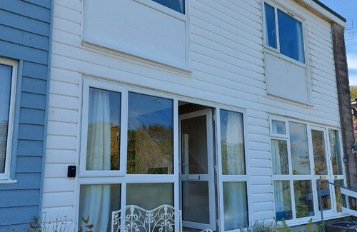 Pembroke Ski Chalet | Cosy chalet located 6 min walk from the beach!