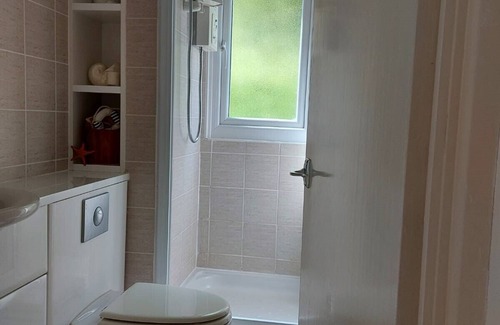 Pembroke Ski Chalet | Cosy chalet located 6 min walk from the beach!