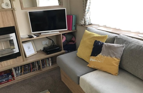 Boat of Garten House | Cosy chalet - Poppy Lodge in Boat of Garten, Dog Friendly, free wifi!