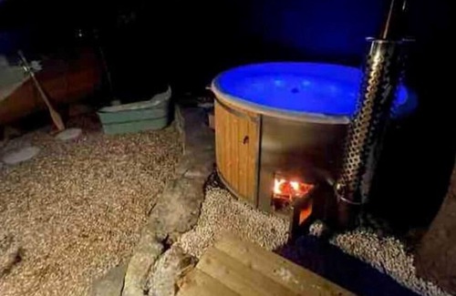 Stroud Cabin | Cosy chalet with sauna and hot tub