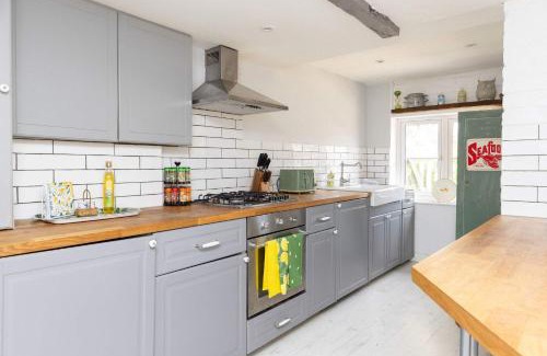 East Wittering House | Cosy Character Cottage by the Sea