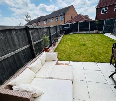 Loughborough Apartment | Cosy & Chic in great location near Loughborough Uni & East Midlands Airport