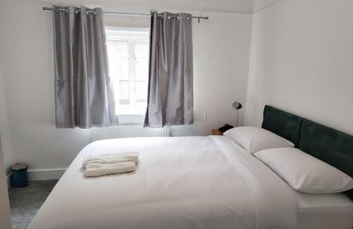 Lychpit House | Cosy Chineham House