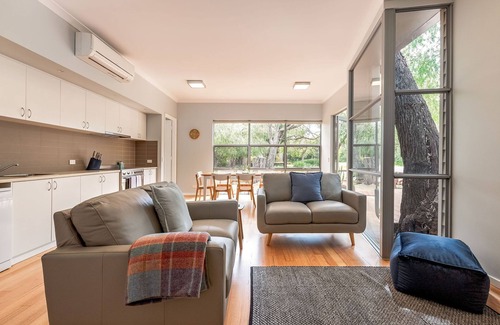 Quindalup House | COSY & CONTEMPORARY BEACH COTTAGE IN A TRANQUIL BEACHSIDE LOCATION