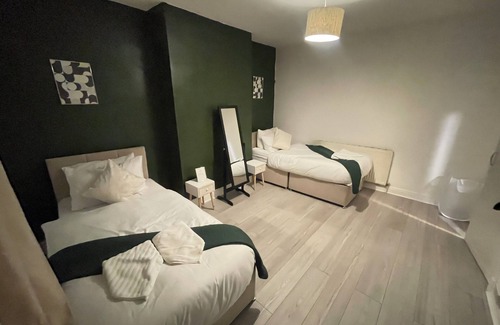 Harehills House | Cosy Contractor Stay-Sleeps 4