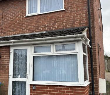 Southampton House | Cosy Corner - 2 beds, free parking, next to Southampton General Hospital