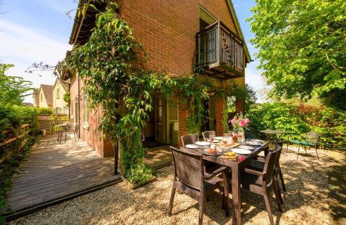 Cirencester House | Cosy Cotswold Lodge by Your Home Here - SUMMER SALE for 3 PLUS NIGHTS - ideal for families with log-burner, spa, private parking, EV recharging and heated swimming pools