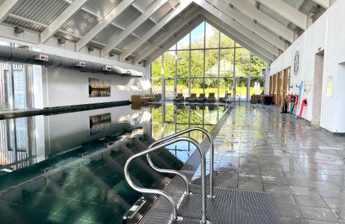 Cirencester House | Cosy Cotswold Lodge by Your Home Here - SUMMER SALE for 3 PLUS NIGHTS - ideal for families with log-burner, spa, private parking, EV recharging and heated swimming pools