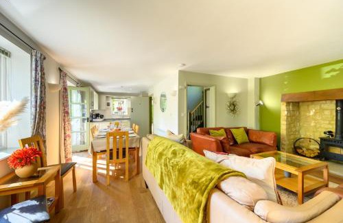 Cirencester House | Cosy Cotswold Lodge by Your Home Here - SUMMER SALE for 3 PLUS NIGHTS - ideal for families with log-burner, spa, private parking, EV recharging and heated swimming pools