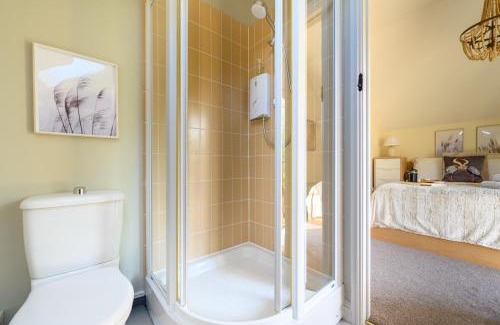Cirencester House | Cosy Cotswold Lodge by Your Home Here - SUMMER SALE for 3 PLUS NIGHTS - ideal for families with log-burner, spa, private parking, EV recharging and heated swimming pools
