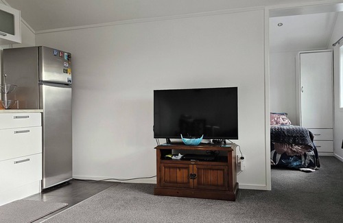 Beach Haven Cottage | Cosy Cottage, 5 min to Island Bay Beach & Wharf