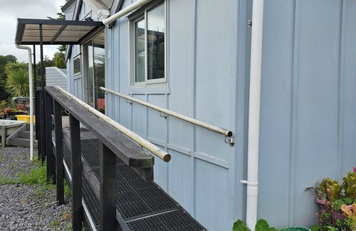 Beach Haven Cottage | Cosy Cottage, 5 min to Island Bay Beach & Wharf