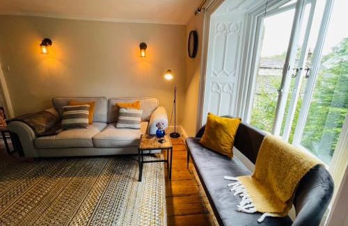 Stoney Middleton House | Cosy Cottage for 6 & Pets Friendly in Hope Valley Pass the Keys