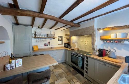 Stoney Middleton House | Cosy Cottage for 6 & Pets Friendly in Hope Valley Pass the Keys