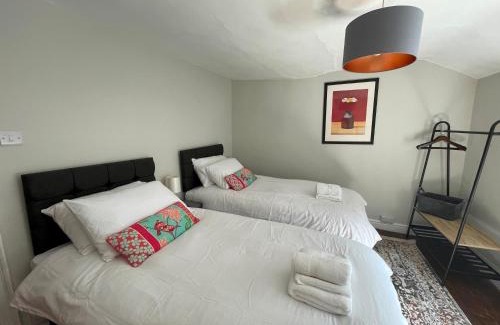 Stoney Middleton House | Cosy Cottage for 6 & Pets Friendly in Hope Valley Pass the Keys