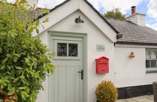 Menai Bridge House | Cosy Cottage