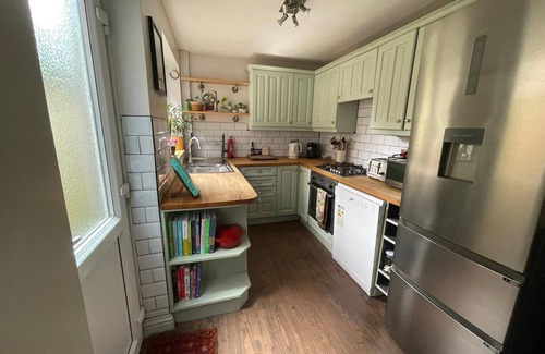 Aldershot Cottage | Cosy cottage getaway. A stones throw from 1349 hectares of beautiful heathland.