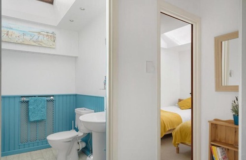 Chillington Apartment | Cosy Cottage Huge Garden w Lake BBQs & Seating