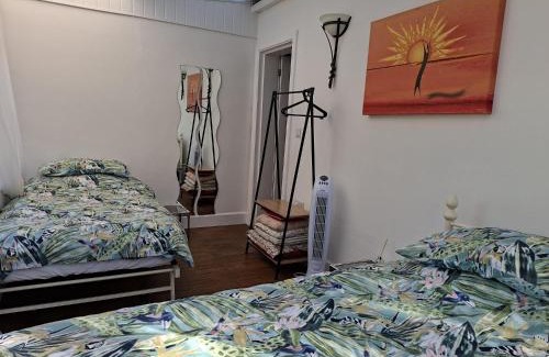 Christchurch Apartment | Cosy cottage in Christchurch with a double bedroom, twin bedded Sunshine Room, private garden & parking