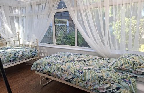 Christchurch Apartment | Cosy cottage in Christchurch with a double bedroom, twin bedded Sunshine Room, private garden & parking