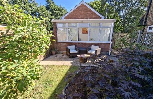 Christchurch Apartment | Cosy cottage in Christchurch with a double bedroom, twin bedded Sunshine Room, private garden & parking