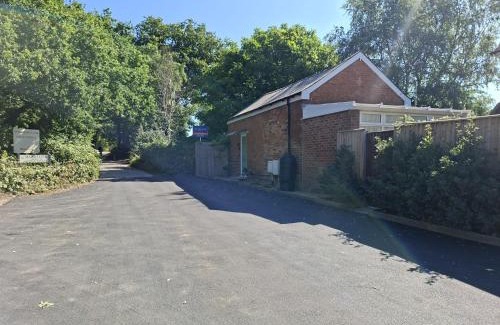 Christchurch Apartment | Cosy cottage in Christchurch with a double bedroom, twin bedded Sunshine Room, private garden & parking