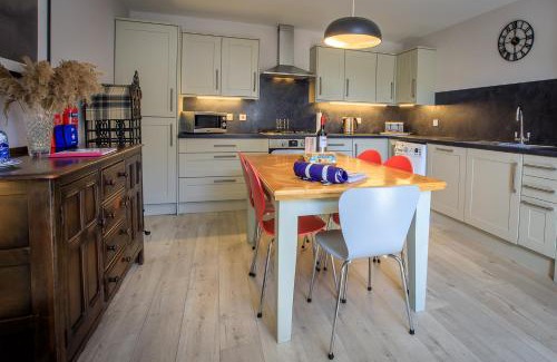 Nairn House | Cosy Cottage in Fishertown, Nairn - Free Parking & Pets welcome