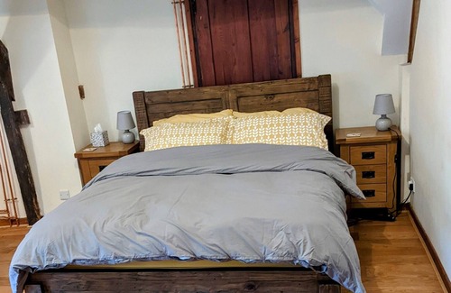 Clytha Cabin | Cosy cottage on a farm, close to the Brecon Beacons and Abergavenny