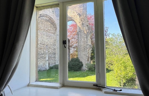 Malmesbury House | Cosy Cottage Over Malmesbury Abbey