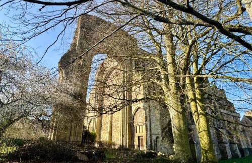Malmesbury Apartment | Cosy Cottage Overlooking Malmesbury Abbey