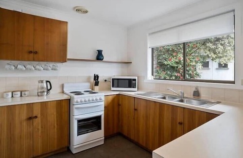 Sandy Bay Cottage | Cosy Cottage | Parking | Close to CBD & Casino.
