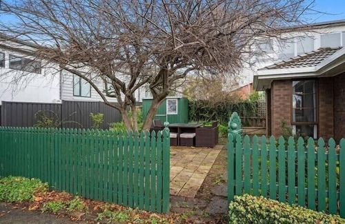 Sandy Bay Cottage | Cosy Cottage | Parking | Close to CBD & Casino.