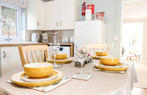 Bexhill-on-Sea Cottage | COSY COTTAGE, pet friendly, with a garden in Bexhill-On-Sea