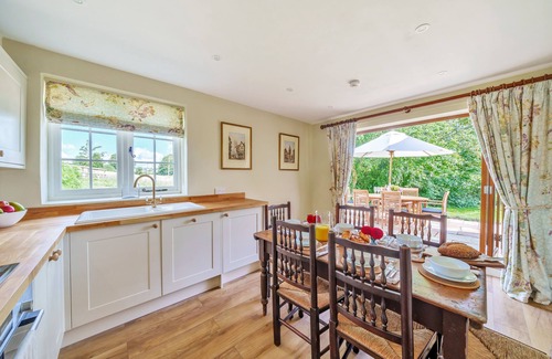 Cheselbourne House | Cosy Cottage - sleeps 4 guests in 2 bedrooms