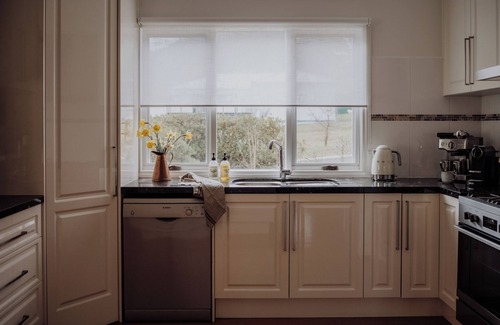 Marysville House | Cosy country cottage, sleeps 8, minutes to town, wood heater.