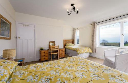 Rhyd-y-foel House | Cosy country cottage, nearby beaches attractions A55