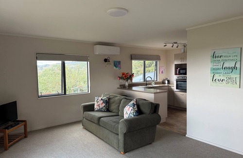 Te Pahu House | Cosy Country Cottage Private with views