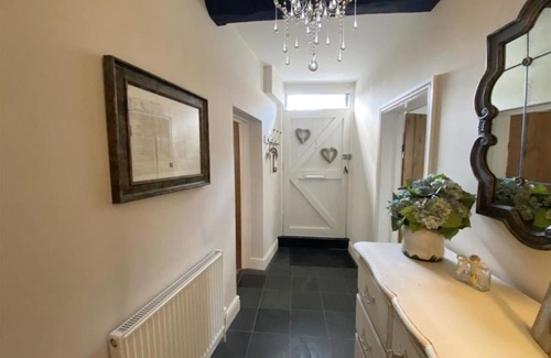 Tewkesbury House | Cosy Detached 2 Bed Cottage in Tewkesbury Centre