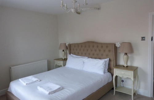 Tewkesbury House | Cosy Detached 2 Bed Cottage in Tewkesbury Centre