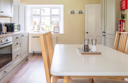 Graythwaite Cottage | Cosy Dove Cottage with Woodfired Hot tub