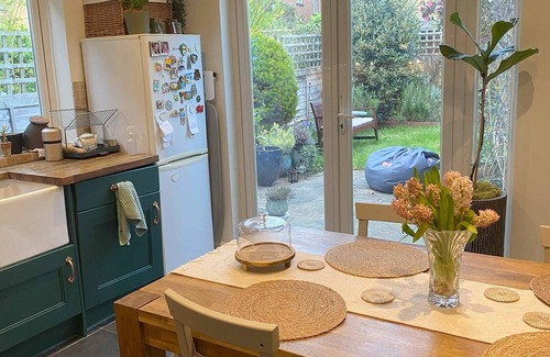 Earlsfield Apartment | Cosy Earlsfield pad with Garden