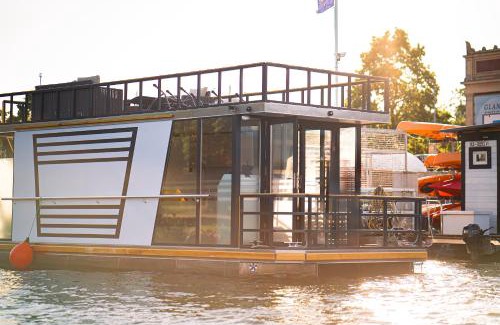 Schwerin Boat Rental | COSY Explorer - Festlieger