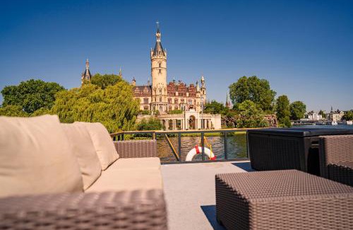 Schwerin Boat Rental | COSY Explorer - Festlieger