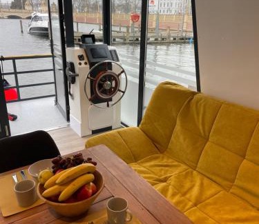 Schwerin Boat Rental | COSY Explorer - Festlieger