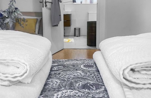 Coombe Hill House | Cosy Family Home in Kingston