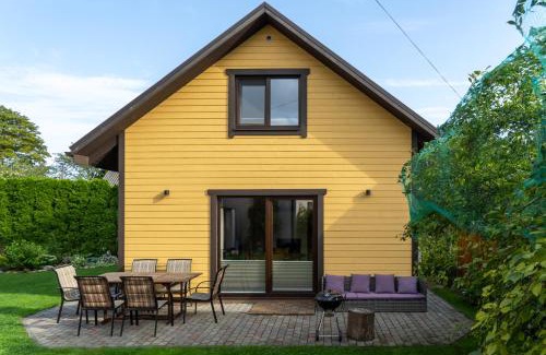 Kuressaare House | Cosy Family Guesthouse with Sauna and Garden