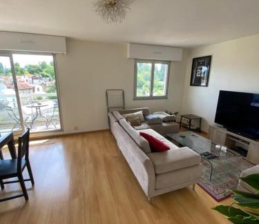 Viroflay Apartment | Cosy flat with balcony, 5mn Versailles