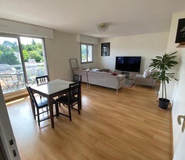 Viroflay Apartment | Cosy flat with balcony, 5mn Versailles