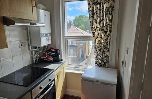 Addiscombe Apartment | Cosy Flat with private entrance near East Croydon