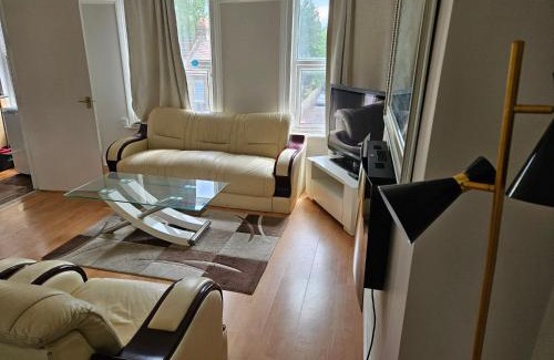 Addiscombe Apartment | Cosy Flat with private entrance near East Croydon